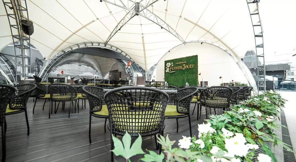"Ember Restaurant & Bar" Столы и стулья из веревки от ООО Фокси крафт на террасе