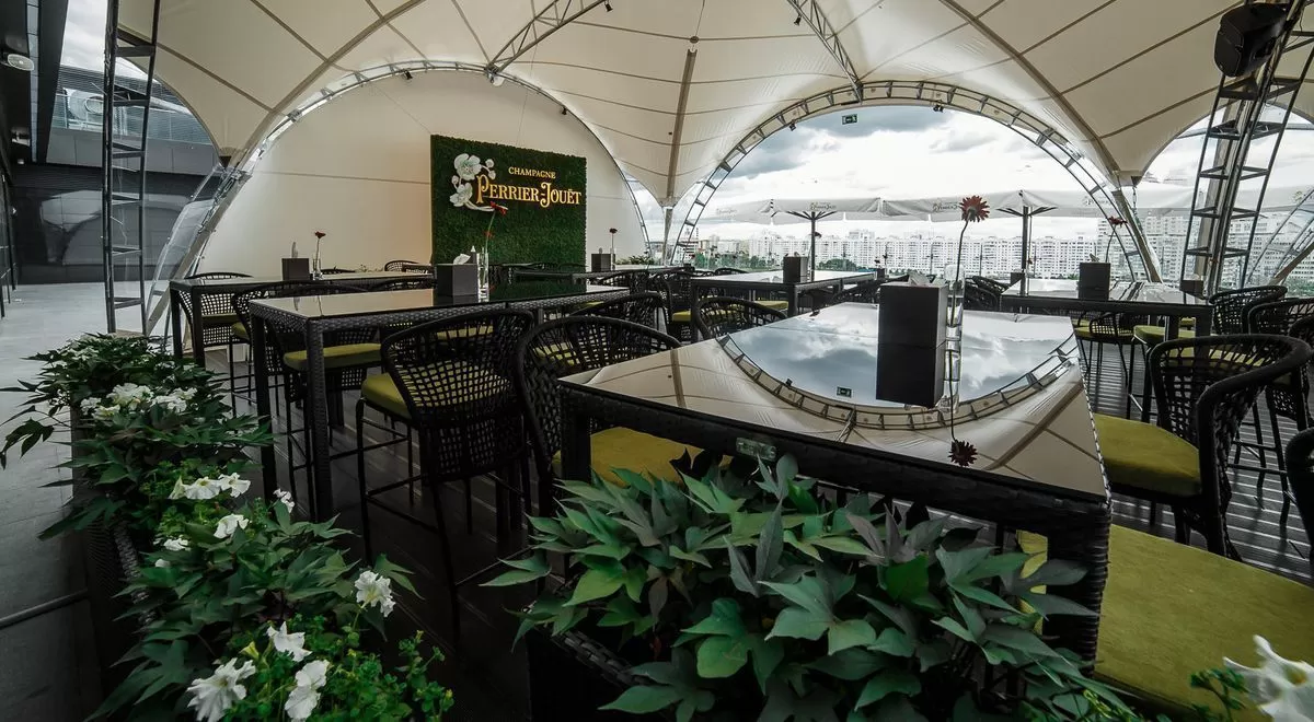 "Ember Restaurant & Bar" Комплекты барной мебель из веревки на террасе