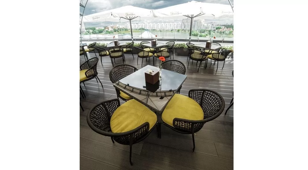 "Ember Restaurant & Bar" Обеденная группа, плетеные стол и стулья