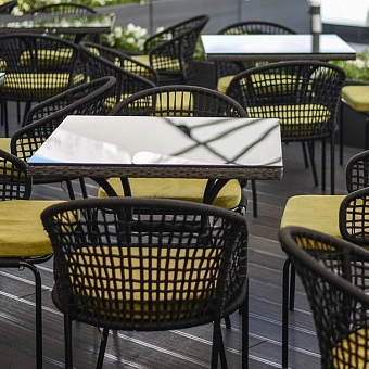 Обеденный набор плетеной мебели из веревки, на террасе 