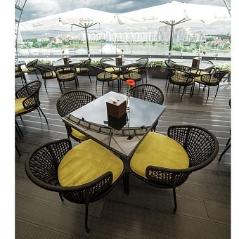 Обеденная группа, плетеные стол и стулья 