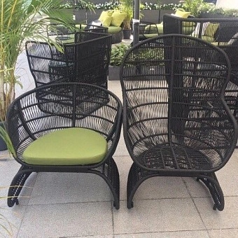 Плетеные кресла из веревки от производителя мебели ООО Фокси крафт на террасе ресторана 