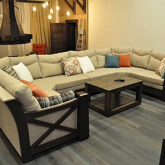 Большой П-образный диван "Эхидо" в гостиную в стиле шале, с деревянным обрамлением от производителя мебели ООО "Фокси крафт" Минск