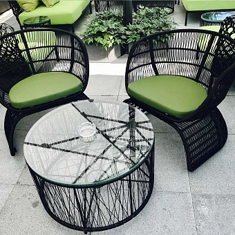 Плетеные кресла и кофейный столик на террасе  