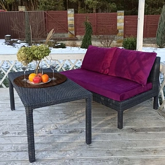 Садовый диван и стол из искусственного ротанга в открытой беседке. Производитель ООО