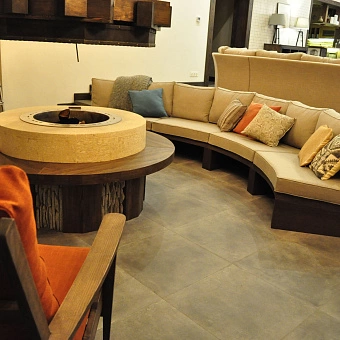 Полукруглый диван и мягкие кресла из массива дерева, в гостиной дома в стиле шале, от производителя FILINI