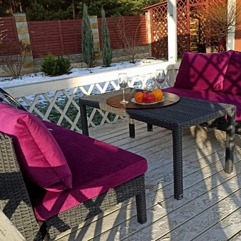 Портфолио ООО"Фокси крафт". Открытая беседка в загородном доме. Садовая lounge группа диван Голд и кофейный столик Хорека из искусственного ротанга