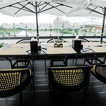 Плетеные стол и стулья 