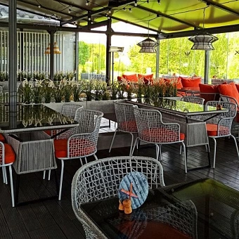 Плетеная уличная мебель из шнура для террасы, в ресторане "Место про еду". Производитель FILINI Минск