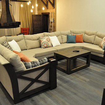 Большой П-образный диван "Эхидо" в гостиную в стиле шале, с деревянным обрамлением от производителя мебели ООО "Фокси крафт" Минск