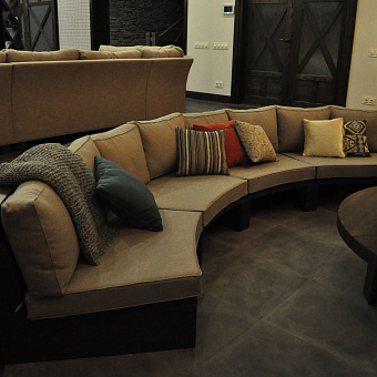 Полукруглый диван в стиле шале в гостиную на заказ у производителя мебели ООО "Фокси крафт" Минск