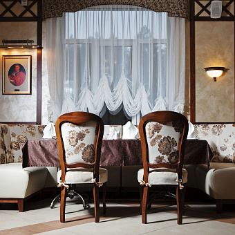 Портфолио Фокси крафт. Диваны Брашов в интерьере ресторана "Шляхецкi маёнтак" Минск