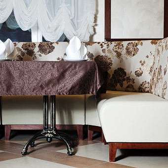 Обеденная зона в ресторане 