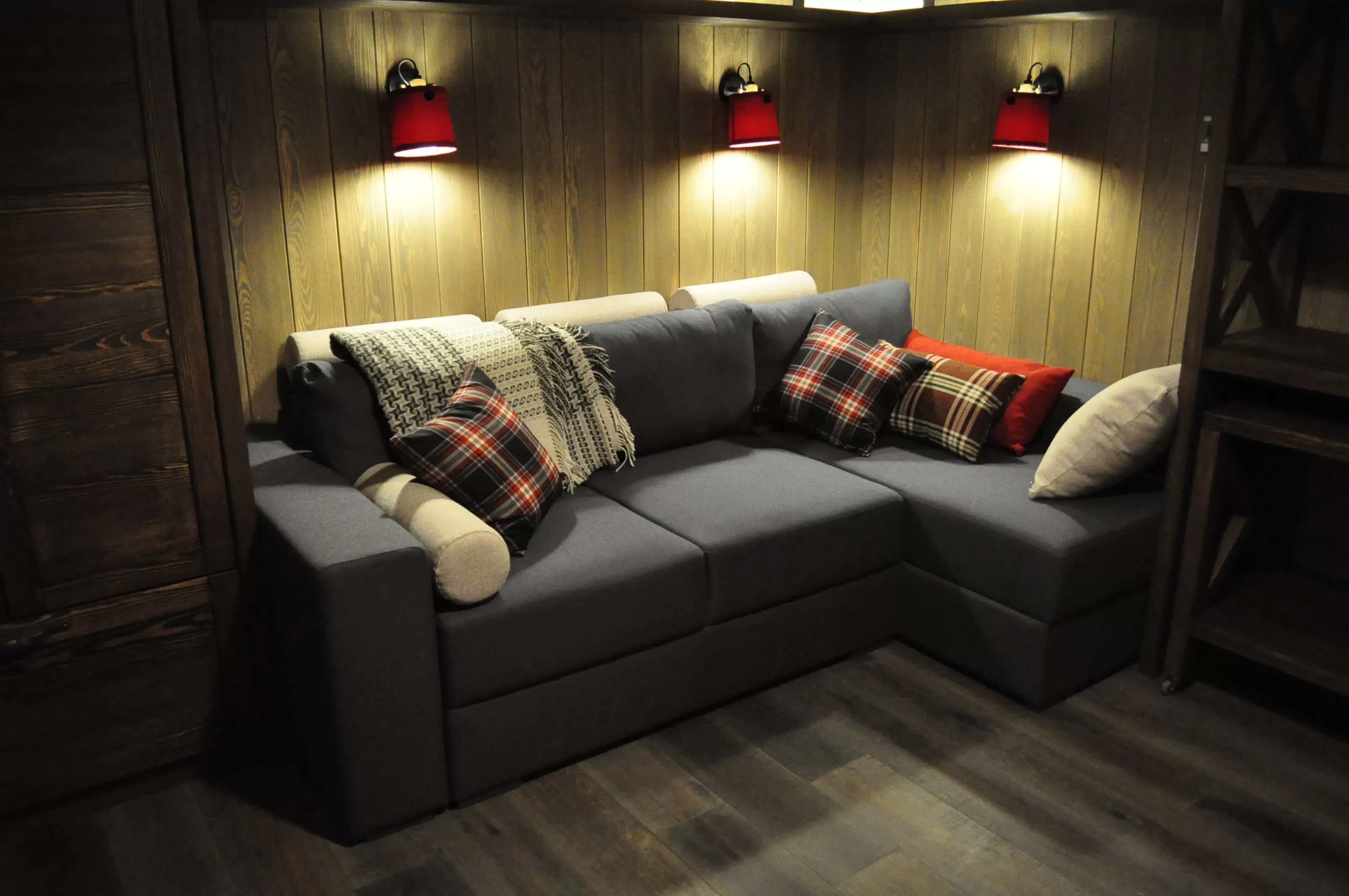 Темный угловой диван "Лагос" для ежедневного сна, на заказ у производителя мебели в Беларуси ООО ФИЛИНИ МЕБЕЛЬ