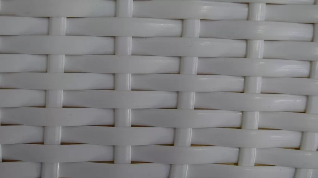 Образец искусственного ротанга (экоротанга) белого цвета